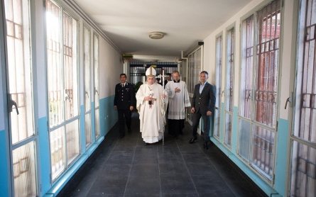 In prison visit, Pope Francis should also think of ex-cons