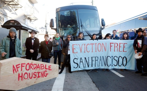 Thumbnail image for Protesters upset by evictions block Apple, Google buses in Bay Area
