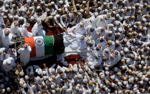 Thumbnail image for India: Stampede at spiritual leader's homage kills 18