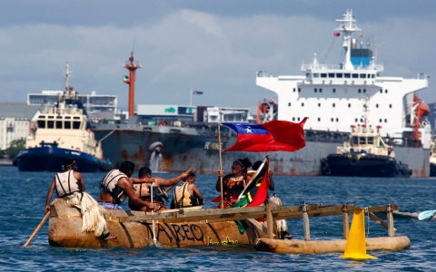 Thumbnail image for Pacific islanders on canoes blockade Australia coal export terminal