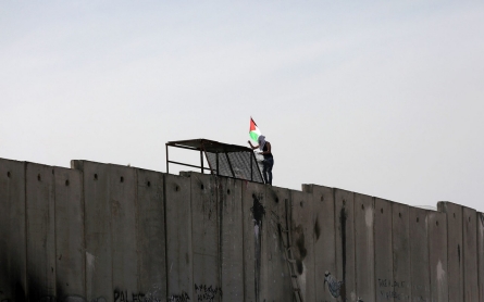 Palestinians scale Israeli separation wall in solidarity with Jerusalem