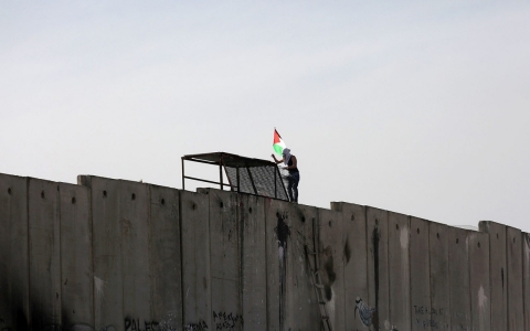 Thumbnail image for Palestinians scale Israeli separation wall in solidarity with Jerusalem