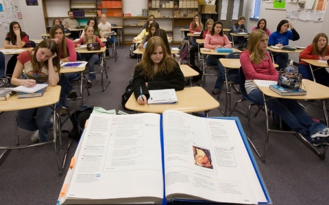 Students listen during an all-girl ninth grade English class at Arrowhead High School in Hartland, Wis. on Thursday, Jan. 18, 2007. 