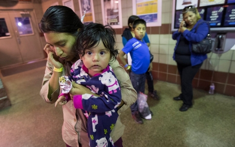 Thumbnail image for Central American migrants in Texas flown to Arizona and released