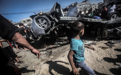 Thumbnail image for Israeli airstrikes kill 2 Palestinians in Gaza as border tensions rise