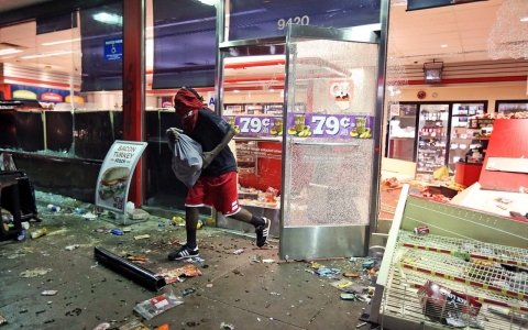 Thumbnail image for Looting, vandalism after vigil for Missouri teen shot by police