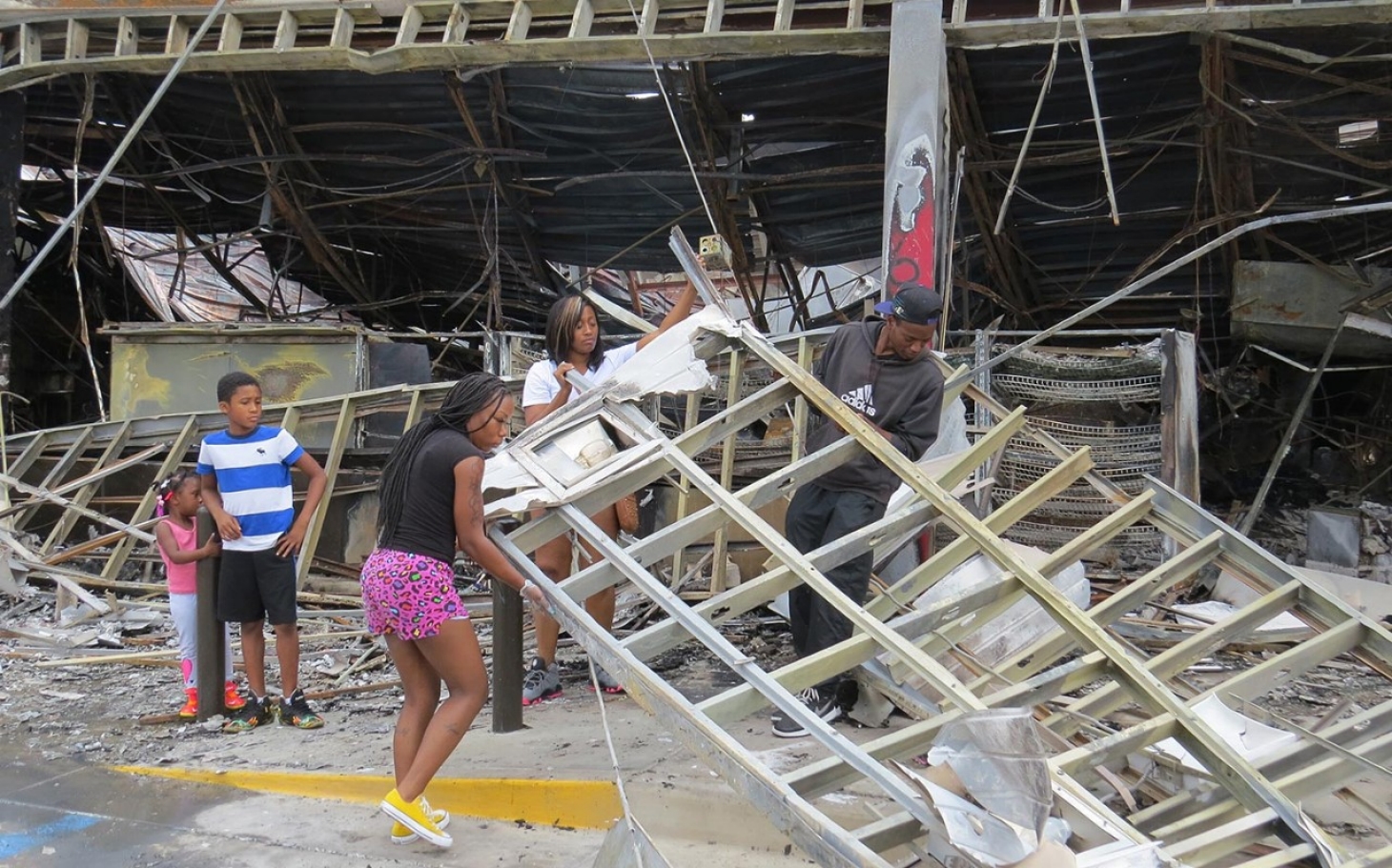 Surveillance shows looting of shoe store near Ferguson night after