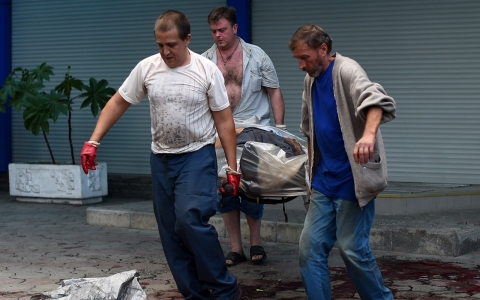 Thumbnail image for Stuck in the middle, Donetsk residents stick together to stay alive