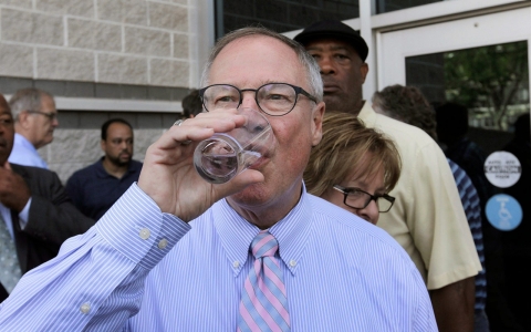 Thumbnail image for Toledo mayor lifts water use ban after contamination