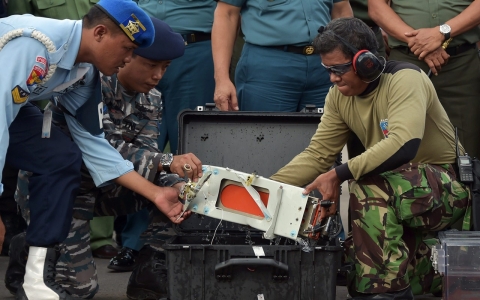 Thumbnail image for Divers retrieve AirAsia black box from beneath aircraft wing