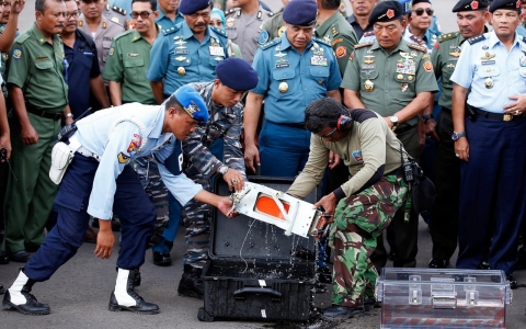 Thumbnail image for Divers retrieve cockpit voice recorder of AirAsia jet