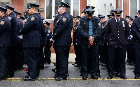 Thumbnail image for Cops turn backs on de Blasio at officer's funeral