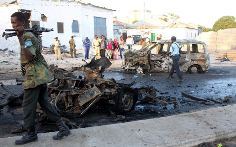 Thumbnail image for Suicide bomber targets troop convoy in Somalia