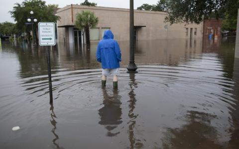 Thumbnail image for Homeless scramble for shelter in flood-ravaged South Carolina 