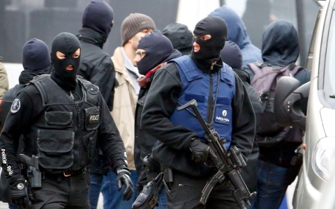 Thumbnail image for French, Belgian authorities launch multiple raids in hunt for suspects