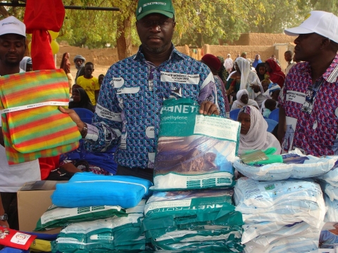 The director of Bestnet’s Niger office distributed free mosquito nets to high-risk children and pregnant women in Balleyra, Niger, in 2012.