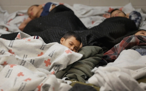 Thumbnail image for Rights groups challenge DHS policy detaining migrant women and children