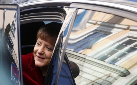 Merkel to urge caution during Ukraine briefing