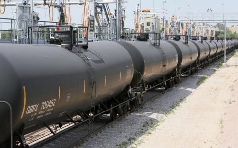 Thumbnail image for White House mulled, then balked at curbing explosive gas on oil trains