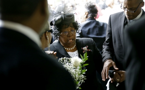 Thumbnail image for Hundreds attend funeral of black South Carolina man shot by police