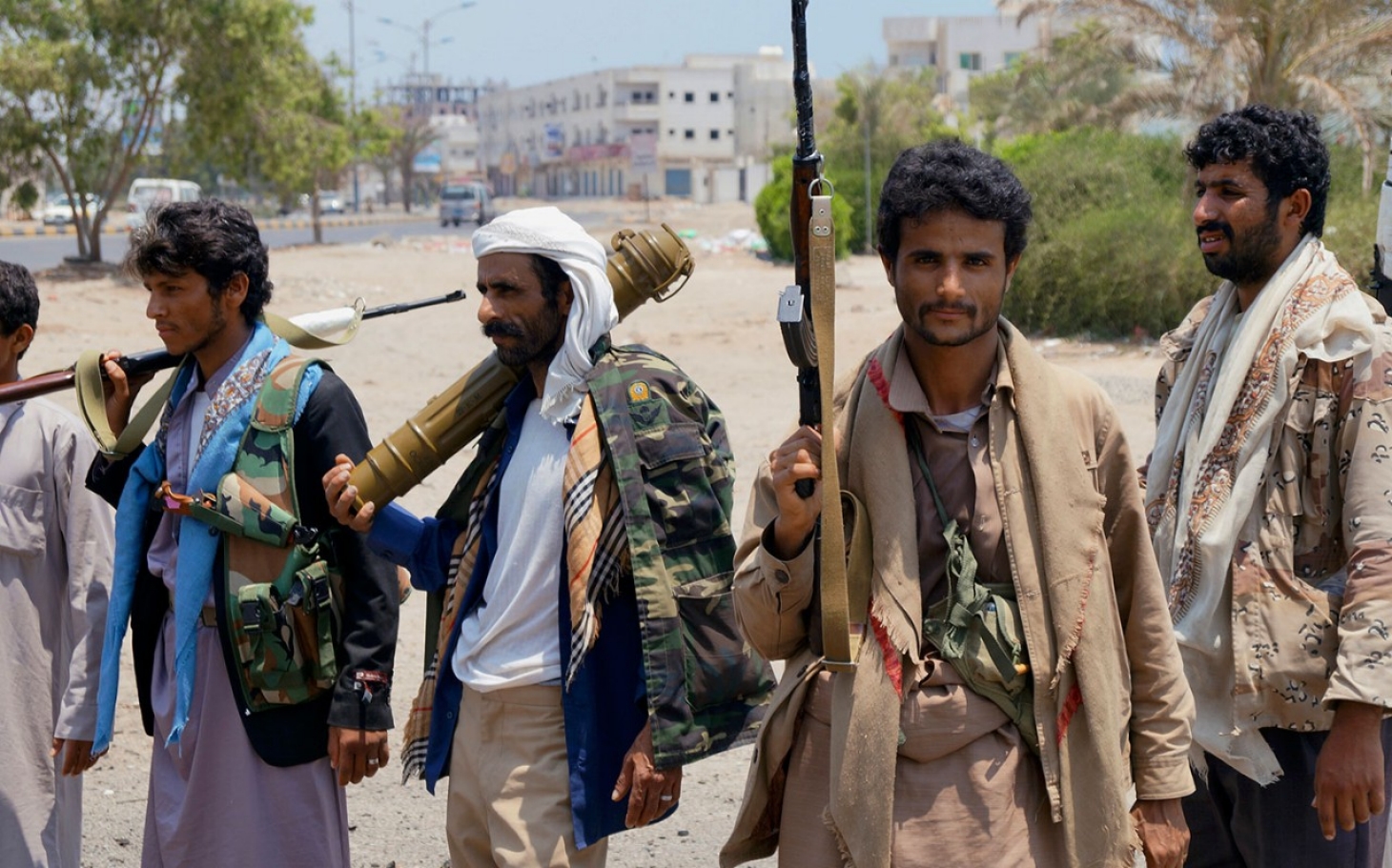 http://america.aljazeera.com/content/ajam/articles/2015/4/3/yemens-houthi-fighters-pull-back-in-central-aden-residents-officials-say/jcr:content/headlineImage.adapt.1460.high.yemen_houthi_aden_0403.1428076769292.jpg