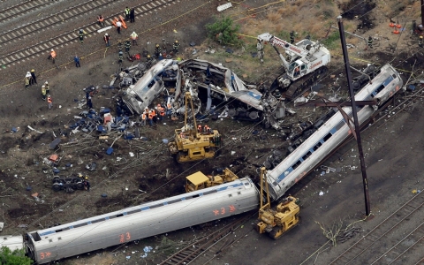 Thumbnail image for Amtrak train was speeding at 106 mph as it approached crash curve