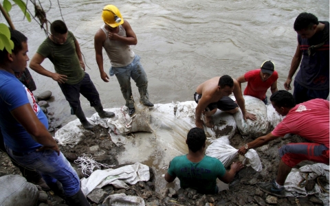 Thumbnail image for At least 15 trapped as Colombia gold mine collapses