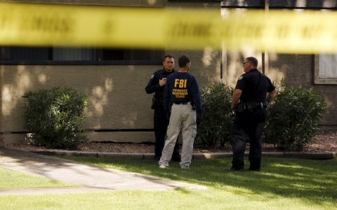 Thumbnail image for FBI searches Arizona apartment for clues in Texas attack