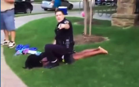 Thumbnail image for Texas cop’s pulling of gun on pool party leads to suspension, protest