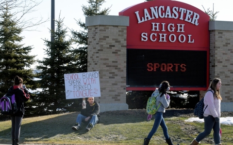 Thumbnail image for New York school district drops ‘disrespectful’ Redskins name