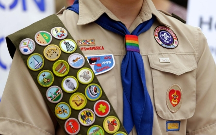 Boy Scouts executive committee OKs ending ban on gay leaders