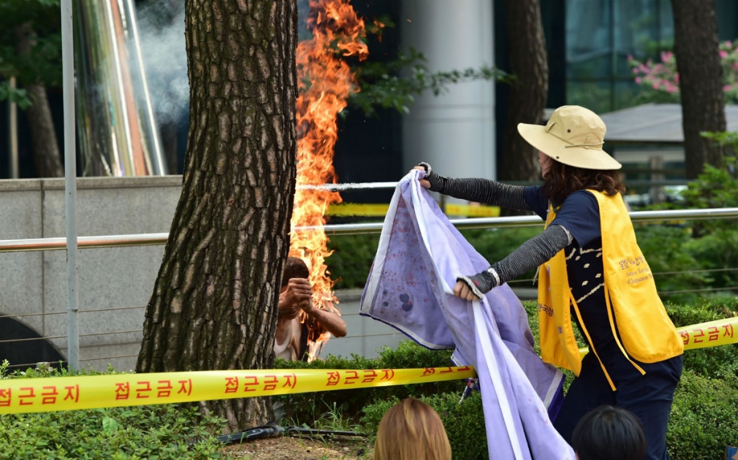 self-immolation-at-anti-japan-protest-in-s-korea-al-jazeera-america