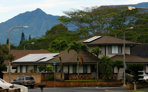 Thumbnail image for In Hawaii, rooftop solar panels threaten ‘utility death spiral’