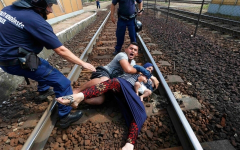 Thumbnail image for Chaos as refugees forced off train after leaving besieged Budapest station
