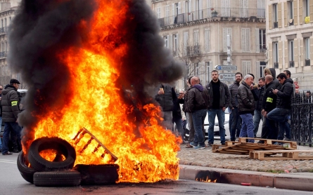 Tempers flare, tires burn in French taxi, aviation strikes