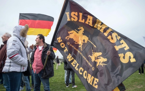 Thumbnail image for Germany arrests two, bans ‘racist’ website