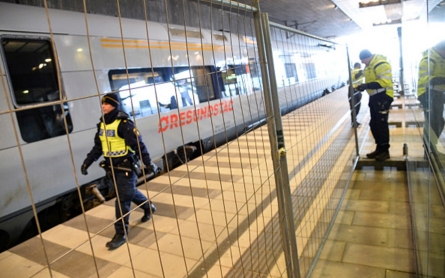 Denmark, Sweden tighten border checks to slow refugee flow