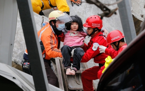 Thumbnail image for More than 100 still trapped from Taiwan earthquake