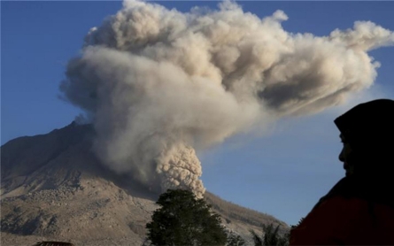 Five Indonesia airports close as volcano erupts