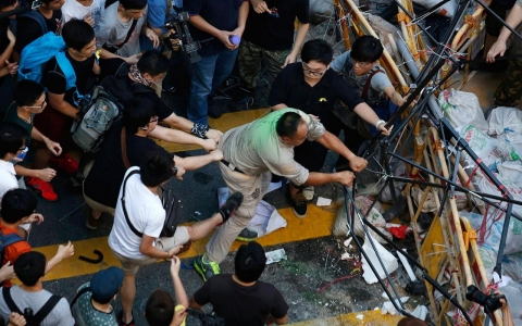 Thumbnail image for Photos: Fights break out on protest barricades in Hong Kong