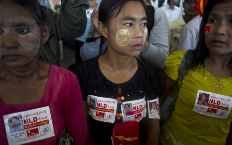 Thumbnail image for Photos: Myanmar's Aung San Suu Kyi campaigns in contentious Rakhine State