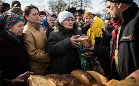 Thumbnail image for Photos: Ukraine village caught in fighting struggles back to life