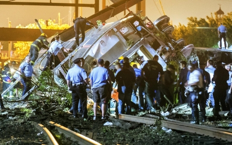 Thumbnail image for Photos: Amtrak train derails in Philadelphia