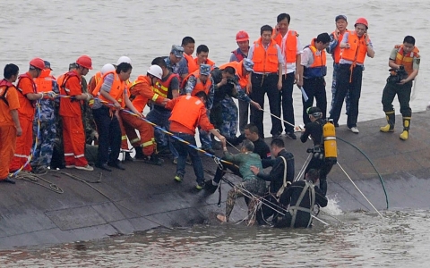 Thumbnail image for Photos: Boat sinks in China’s Yangtze River