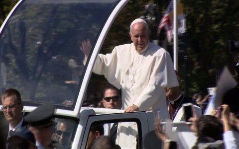 Thumbnail image for Thousands wait to greet the pope in DC