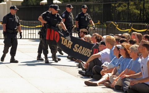  U.S. Park Police officers move in to arrest a group of environmental demonstrators.