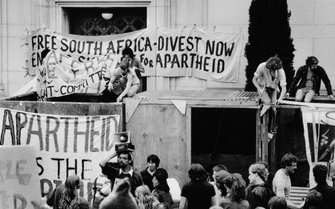 Anti-apartheid protesters erect shanties and blockade building entrances at the UC Berkeley campus on March 31, 1986.